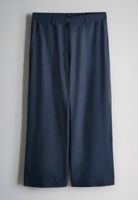Marineblauwe wijde broek met elastische tailleband en enkele bruine knoopsluiting, plat weergegeven tegen een lichte achtergrond.