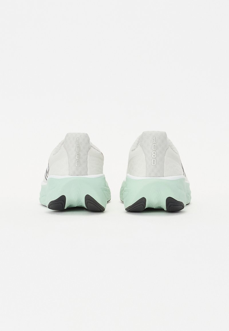 Zapatillas de correr en gris y verde menta. Presentan una parte superior texturizada, una suela acolchada y una etiqueta "1080" visible en el talón.
