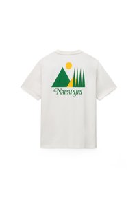 Λευκό T-shirt με πράσινα και κίτρινα γεωμετρικά σχήματα βουνών και δέντρων, ήλιο και το κείμενο «NAPAPIJRI» στην πλάτη.