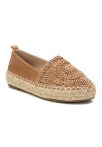 Espadrille plana marrón con una textura trenzada en la parte delantera, laterales de ante y suela de yute. Diseño simple y minimalista.