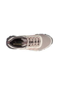 Scarpa sportiva Skechers, parte superiore in rete grigia con accenti arancioni, soletta in schiuma memory, suola in gomma testurizzata e lacci piatti.