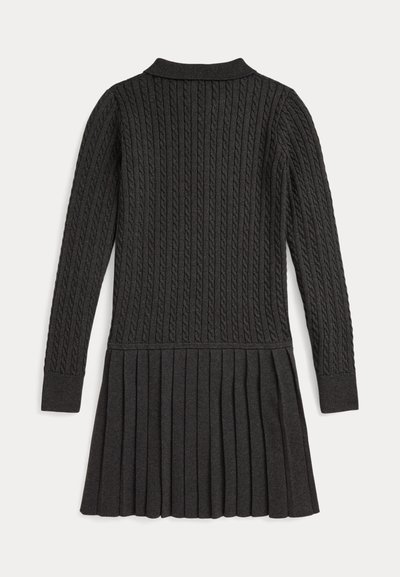 Vestido negro de punto con textura acanalada, que presenta un cuello con solapas y una falda plisada. Mangas largas y un corsé ajustado.