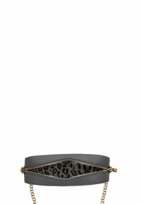 Clutch in pelle grigia con chiusura a zip, dotata di fodera a stampa leopardata e tracolla in catena dorata. Forma rettangolare con texture liscia.