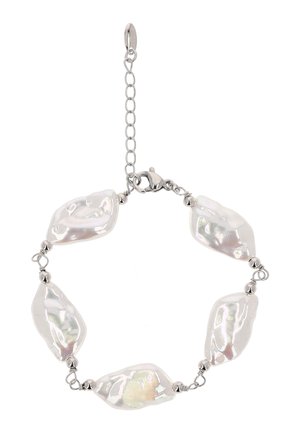 Bracciale con catena d'argento e cinque grandi perle bianche irregolari collegate da piccole perle d'argento, con chiusura a moschettone e catena regolabile in lunghezza.