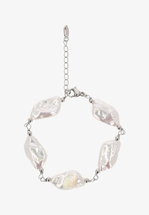 Brățară din lanț argintiu cu cinci perle albe mari, neregulate, legate prin mărgele mici de argint, și o închizătoare tip carabinier cu lanț reglabil pe lungime.