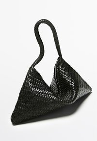 Borsa nera intrecciata di forma triangolare, con superficie strutturata e un manico intrecciato singolo. Chiusura con cerniera su un lato.