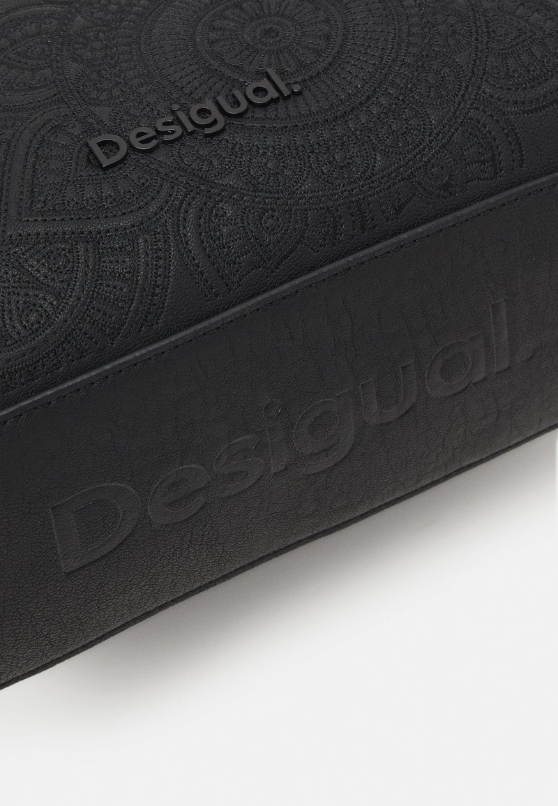 Desigual Sierra Sumy Mini Backpack – Sac à Dos Élégant Noir Motif Mandala – Style Unique Et Tendance !