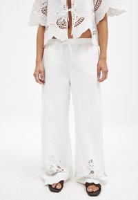 MID WAIST BRODERIE ANGLAISE  - Auduma bikses - white