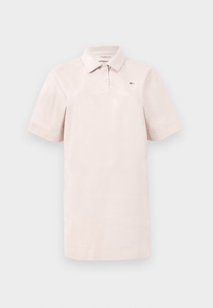 Lühikeste varrukatega polo kleit heledas beežis, valminud siledast kangast. Omab klassikalist kraed ja väikest tikandiga logo rinnal.