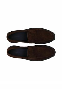 Mocasines de ante marrón con una textura suave, punta redondeada y un detalle de costura sutil en el empeine. Suela de goma negra. Logo "Bianco" en el interior.