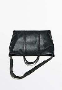 Zwarte leren tote bag met twee handvatten, een afneembare schouderband en subtiele stiksels. Plat ontwerp met een gladde textuur.