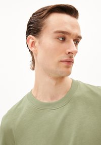 ARMEDANGELS MAARKUS SOLID - T-shirt basic - light matcha