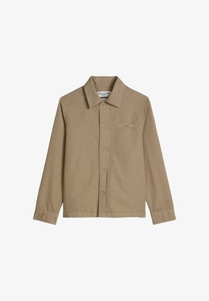Beiges Langarmhemd zum Knöpfen mit spitzem Kragen, kleiner Brusttasche und dezentem Logo-Label auf der linken Seite.