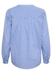 Chemise bleu clair avec un motif bleu foncé subtil. Caractéristiques : manches longues, dos froncé et poignets boutonnés.