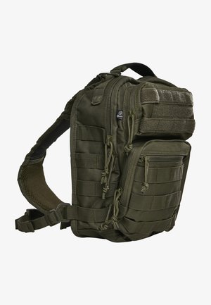 Olivgrüner taktischer Rucksack aus strapazierfähigem Gewebe. Zu den Merkmalen gehören mehrere gepolsterte Fächer mit Reißverschluss, MOLLE-Webbing und gepolsterte Schultergurte.