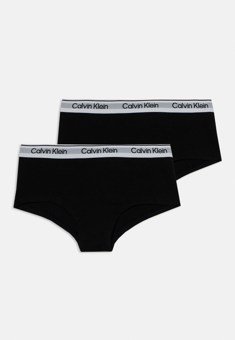 Deux sous-vêtements hipster Calvin Klein noirs avec des tailles élastiques blanches arborant le logo Calvin Klein en noir.