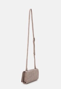 Torebka crossbody wykonana z miękkiego szarego zamszu, prostokątna forma, posiada długi regulowany pasek oraz minimalistyczny design bez widocznych elementów metalowych.