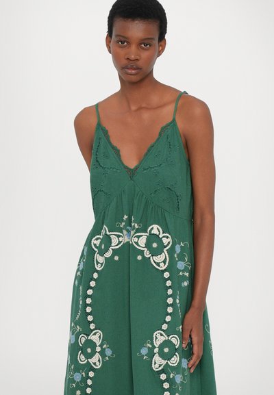 Πράσινο αμάνικο φόρεμα με δαντέλα στο τελείωμα, διακοσμημένο με λευκή και μπλε floral κεντήματα και χαλαρή εφαρμογή με σχήμα Α.