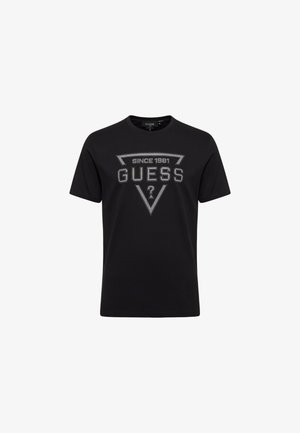 Czarny, krótkim rękawem t-shirt z szarym trójkątnym logo i napisem "Since 1981 GUESS ?" umieszczonym na środku przodu.