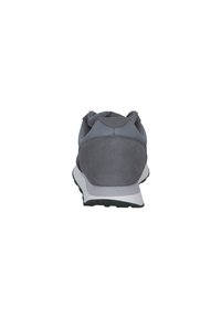 Zapatilla deportiva gris con una parte trasera de suave ante y un upper liso. Cuenta con una suela de goma y un cuello acolchado para mayor comodidad.