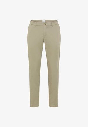 Pantaloni beige slim fit con passanti per cintura, chiusura frontale con bottone e cerniera, con etichetta "Brax" sulla cintura interna.