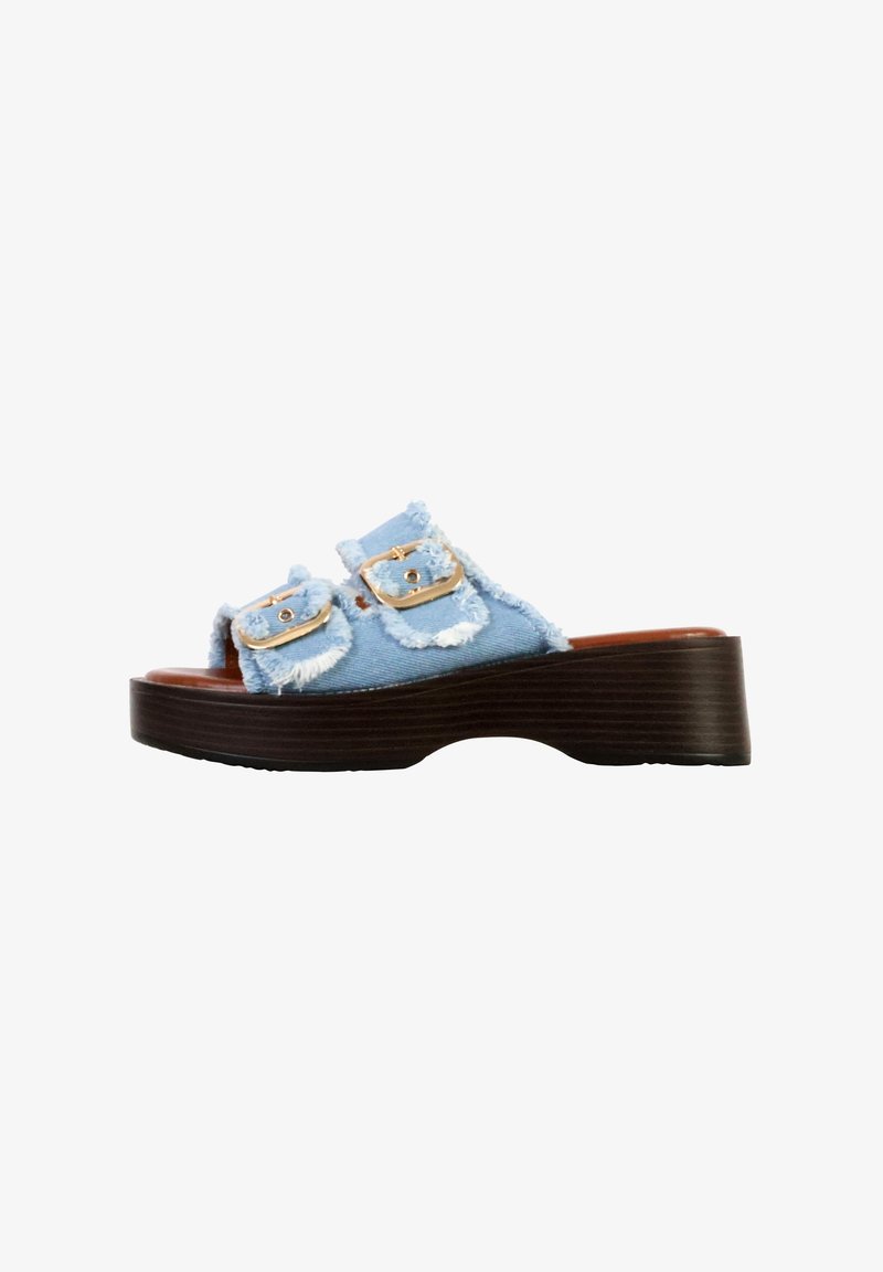 Sandale à plateforme en denim bleu avec deux brides à boucle effilochées et une semelle marron rainurée.