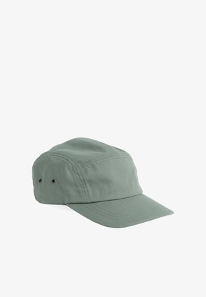 Svetlo zelena kapa s petimi paneli, s šivi in majhnimi prezračevalnimi luknjami na straneh, prikazana na belem ozadju.