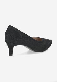 Escarpin en tissu noir avec un bout pointu, un petit talon, un motif texturé subtil et une découpe circulaire à l'avant pour l'entrée du pied.