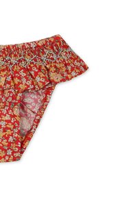 Bas de bikini rouge à fleurs avec taille froncée et bord bleu. Présente un petit motif floral dans des teintes de rose, jaune et blanc.