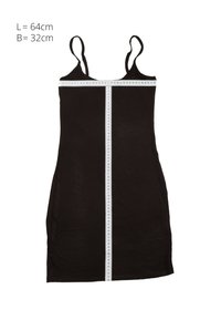 Vestido negro sin mangas extendido sobre una superficie plana con una cinta métrica que muestra una longitud de 64 cm y un ancho de 32 cm en la zona del pecho.