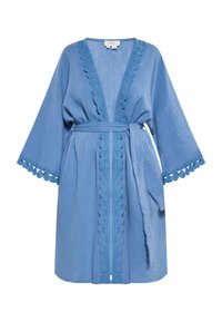 Rochie de tip kimono din in albastru, având decolteu în V, mâneci late și dantelă complicată cu margini ondulate pe decolteu și mâneci, completată cu un cordon asortat.