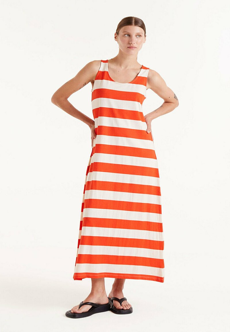 Vestido maxi a rayas con rayas rojas y blancas alternas, hecho de tela ligera. Presenta un escote redondo y mangas de estilo tirantes.