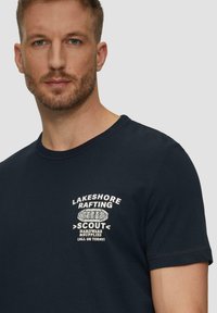 s.Oliver MIT FRONTPRINT - Triko s potiskem - navy