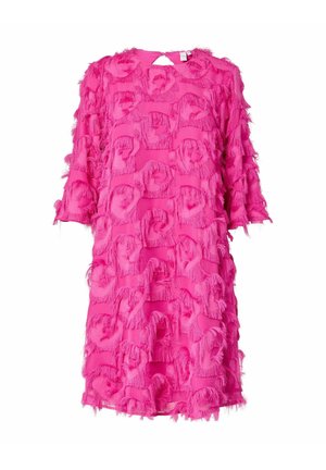 Fuchsiani kjole med en tekstureret, afslidt finish, løse pasform og rund halsudskæring. Korte ærmer og nøglehul i ryggen som accent.