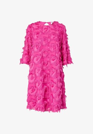 Fuchsiani kjole med en tekstureret, afslidt finish, løse pasform og rund halsudskæring. Korte ærmer og nøglehul i ryggen som accent.