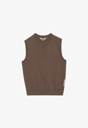 Braune ärmellose Strickweste mit geripptem Rundhalsausschnitt, Armausschnitten und Saum, mit einem kleinen weißen Pflegeetikett unten rechts.
