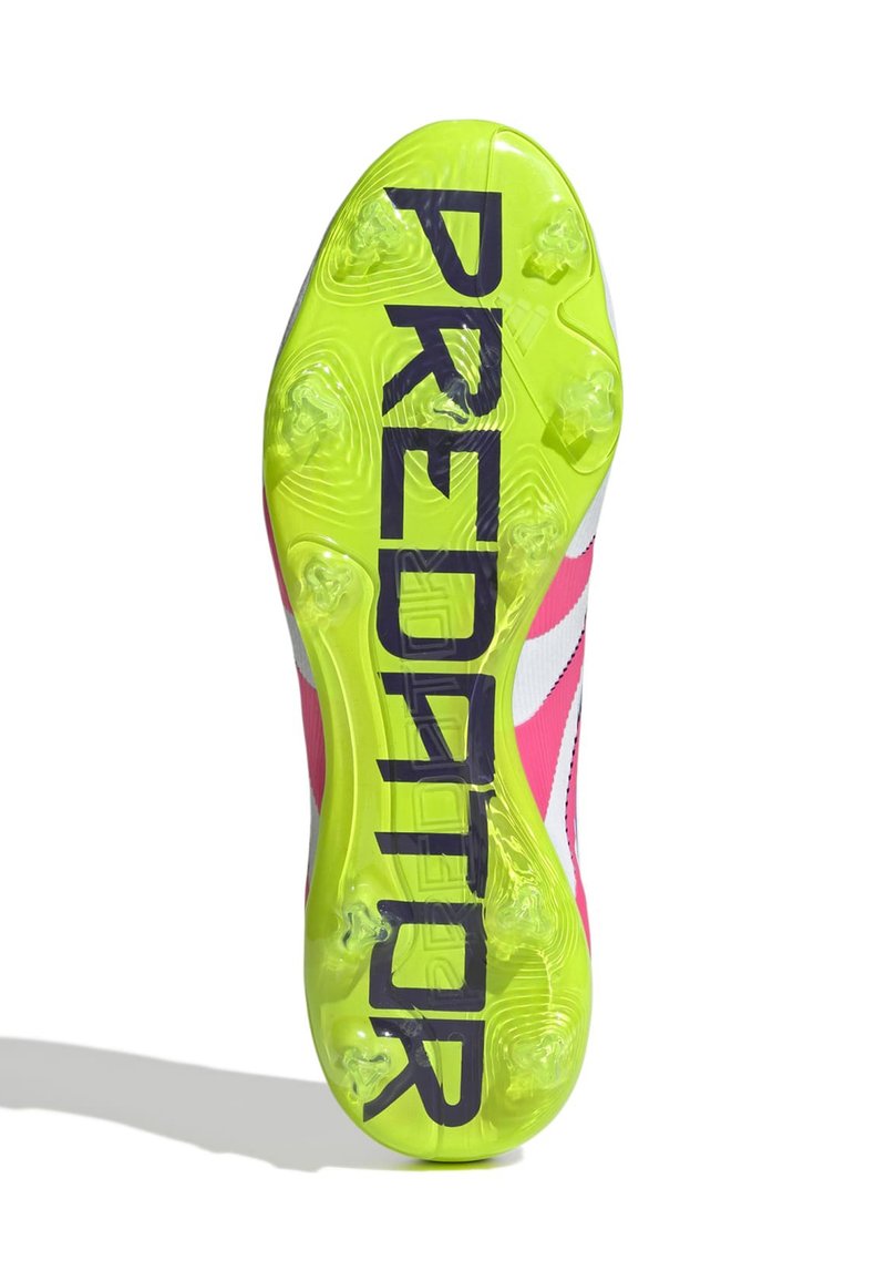 Suola di scarpini da calcio, gialla brillante con grande testo nero "PREDATOR"; presenta tacchetti trasparenti e un design testurizzato; parte superiore prevalentemente rosa e bianca.