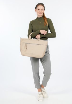 Beige læder tote taske med en struktureret overflade, topgreb og en lynlåslomme foran. Enkel design, velegnet til daglig brug.