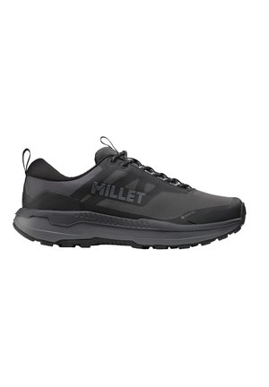 Chaussure de trail de marque Millet noire et grise avec semelle texturée, languettes de traction et étiquette Gore-Tex pour l'imperméabilité, vue de profil.