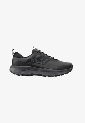 Chaussure de trail de marque Millet noire et grise avec semelle texturée, languettes de traction et étiquette Gore-Tex pour l'imperméabilité, vue de profil.