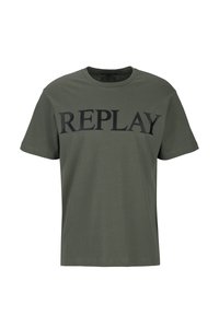 Olivenfarbener Baumwoll-T-Shirt mit großem schwarzen "REPLAY"-Logo auf der Brust. Kurze Ärmel und klassischer Rundhalsausschnitt.
