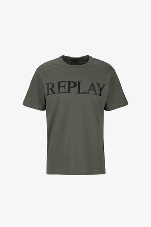 Olijfgroene katoenen t-shirt met een groot zwart "REPLAY" logo over de borst. Korte mouwen en een klassieke ronde hals.