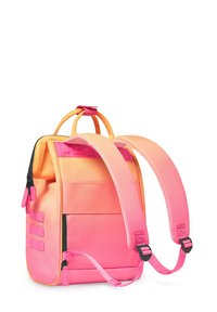 Rugzak met een gradient ontwerp in oranje en roze, gemaakt van duurzaam materiaal. Beschikt over verstelbare schouderbanden en een handvat aan de bovenkant voor het dragen.