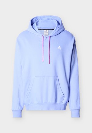 Felpa con cappuccio azzurro chiaro con tasca frontale, coulisse rosa e piccolo logo triangolare bianco sul petto su sfondo semplice.