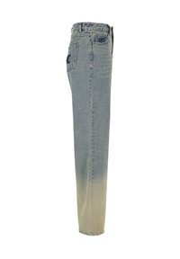 Jeans de mezclilla azul claro con un corte relajado, que presentan un ligero efecto ombré en el dobladillo, detalles en los bolsillos traseros y una cinturilla estándar.