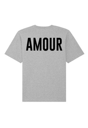 Grijze katoenen t-shirt met een grote zwarte "AMOUR" opdruk op de achterkant. Korte mouwen, ontspannen pasvorm, zachte textuur.