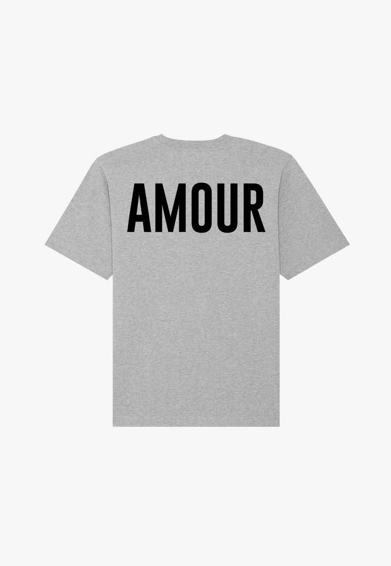 T-shirt en coton gris avec un grand imprimé noir "AMOUR" dans le dos. Manches courtes, coupe décontractée, texture douce.