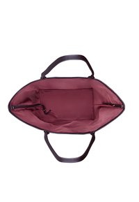 Borsa a spalla in pelle con esterno marrone scuro, apertura ampia sulla parte superiore e interno in tessuto borgogna; presenta una tasca con zip e due manici robusti.