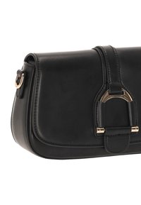 Czarna skórzana torebka o gładkiej fakturze, z wyraźnymi złotymi okuciami i usztywnionym kształtem. Posiada centralny pasek służący do zamykania.