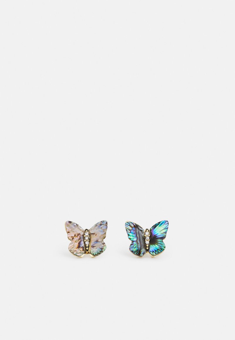 Pendientes en forma de mariposa hechos de material iridiscente; un lado presenta piedras transparentes a lo largo del centro. El color cambia entre azul, verde y púrpura.